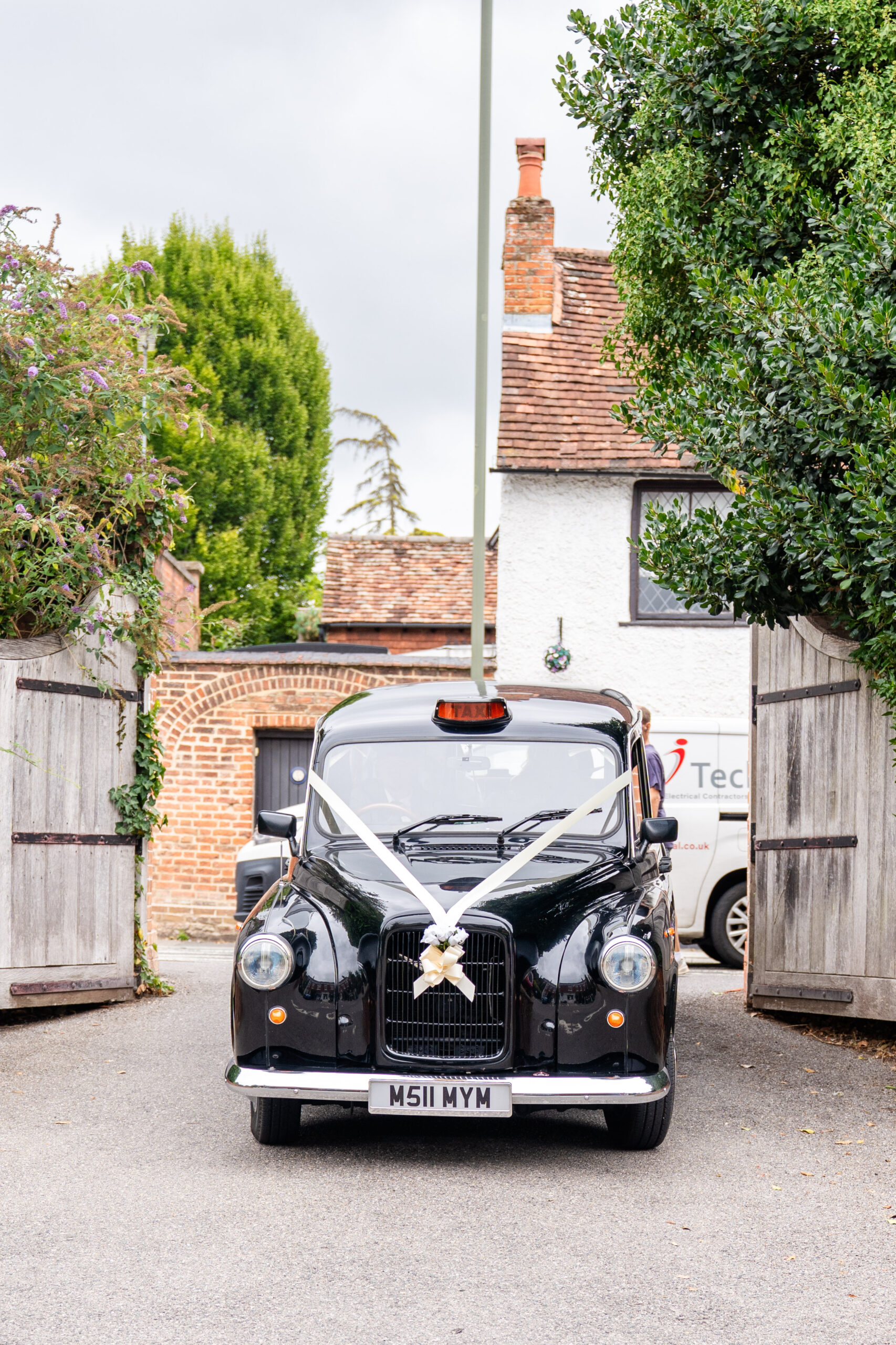 Bride and groom arriving at Leatherhead Register Office entrance