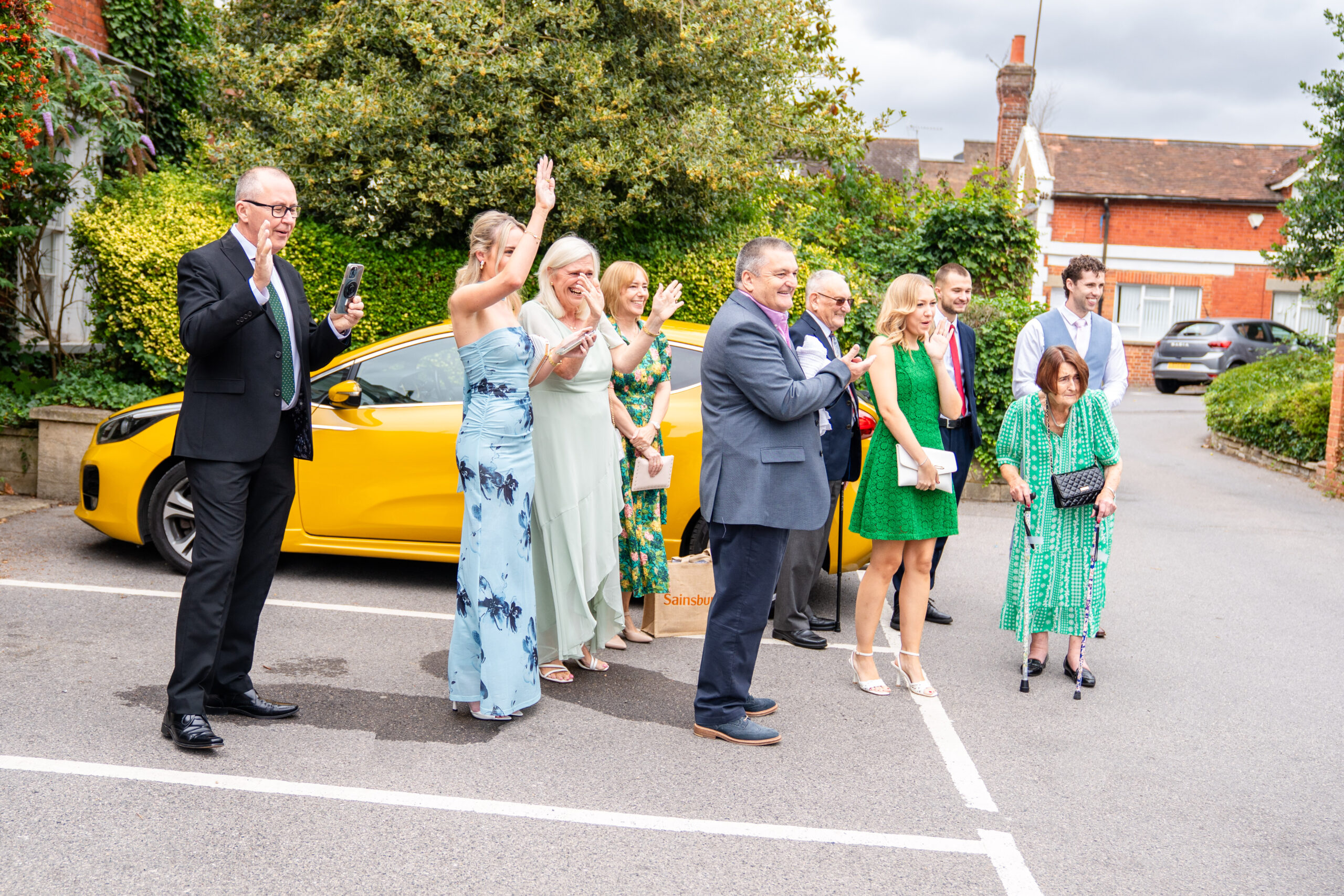 guests reactions of Bride and groom arriving at Leatherhead Register Office entrance