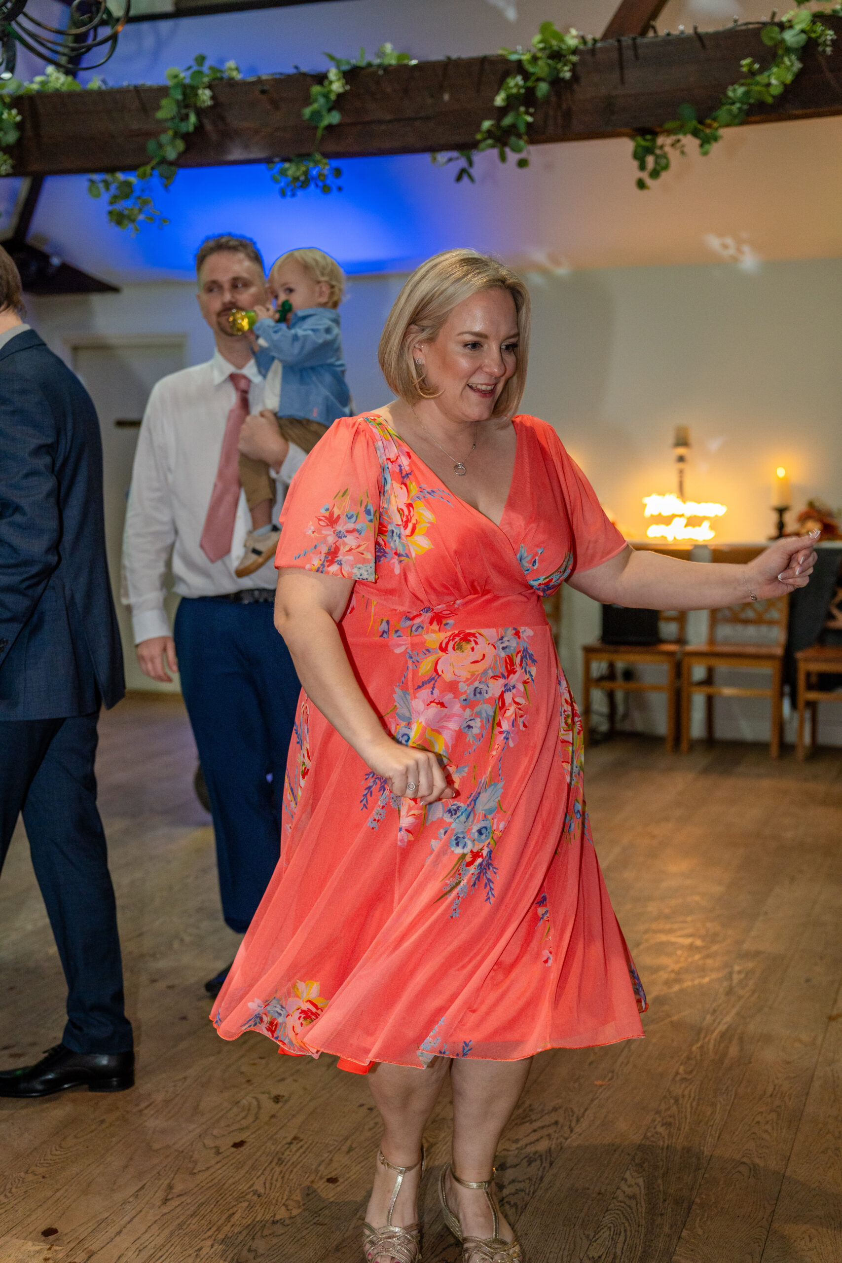 Candid dance floor moments in Oaks Farm rustic barn in Croydon,south London