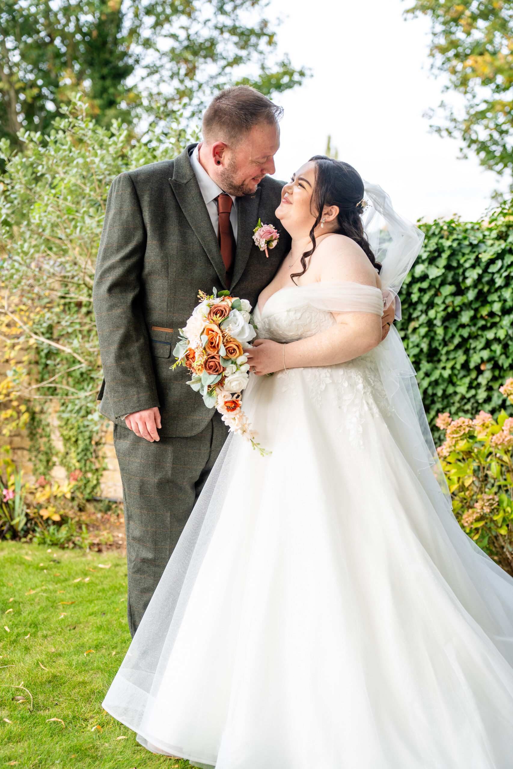 Bride and groom in Oaks Farm gardens during autumn wedding — Oaks Farm photographer.